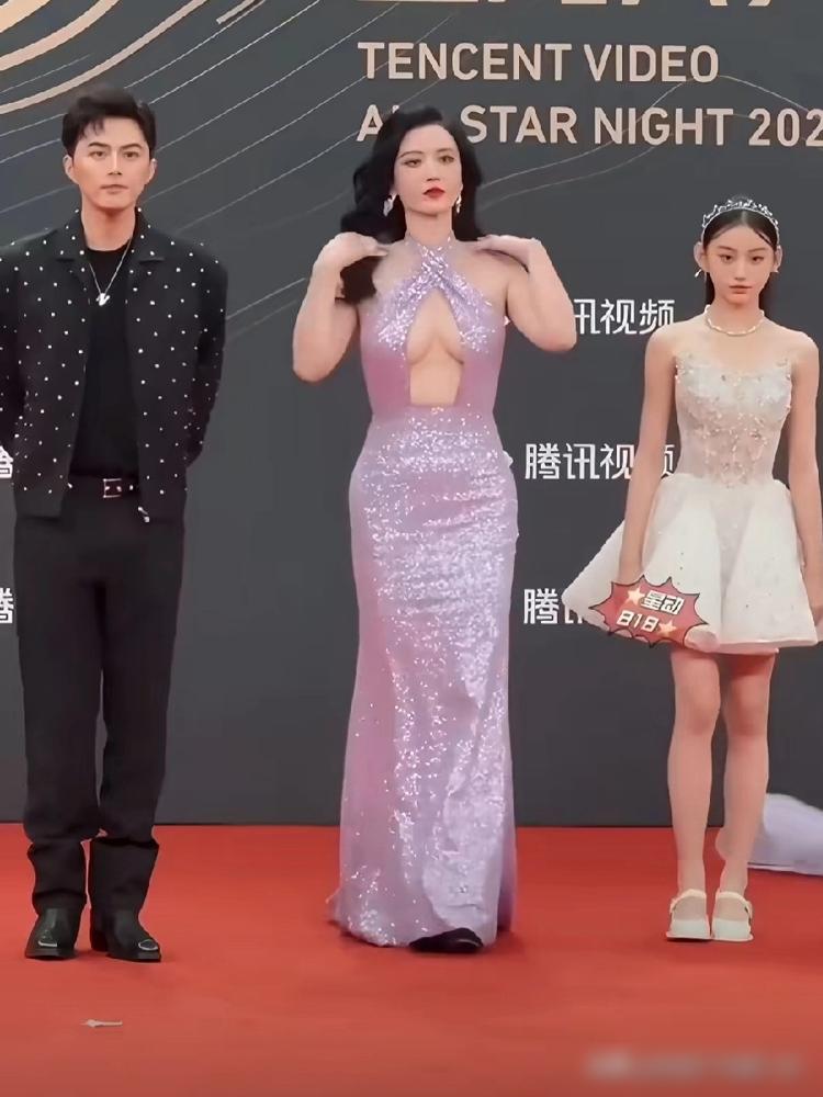 张萌那件新礼服，看得我脚趾抠地。造型师是跟她有仇吗？布料省到几乎挂不住，全靠几根