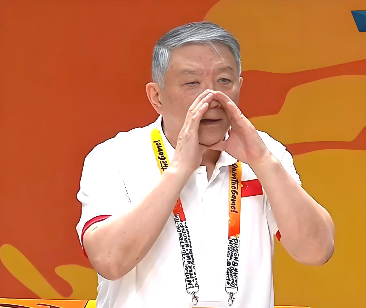 宫鲁鸣“双塔战术”失败，原因有二。在女篮世界杯小组赛中，中国队74：74加时险