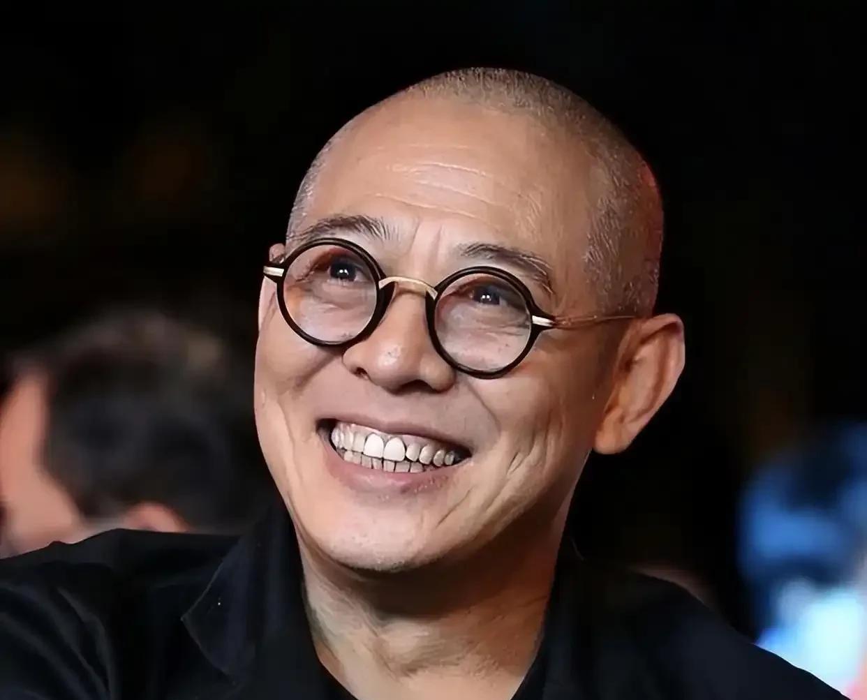 李连杰一把年纪了，还是没活明白。他一直说，他和黄秋燕没有爱，和利智才是爱。这个就
