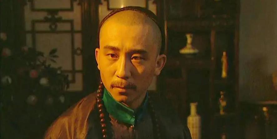 1735年，雍正帝驾崩，李卫知道自己的下场不会很好，于是哭晕在棺椁之前，乾隆仿佛