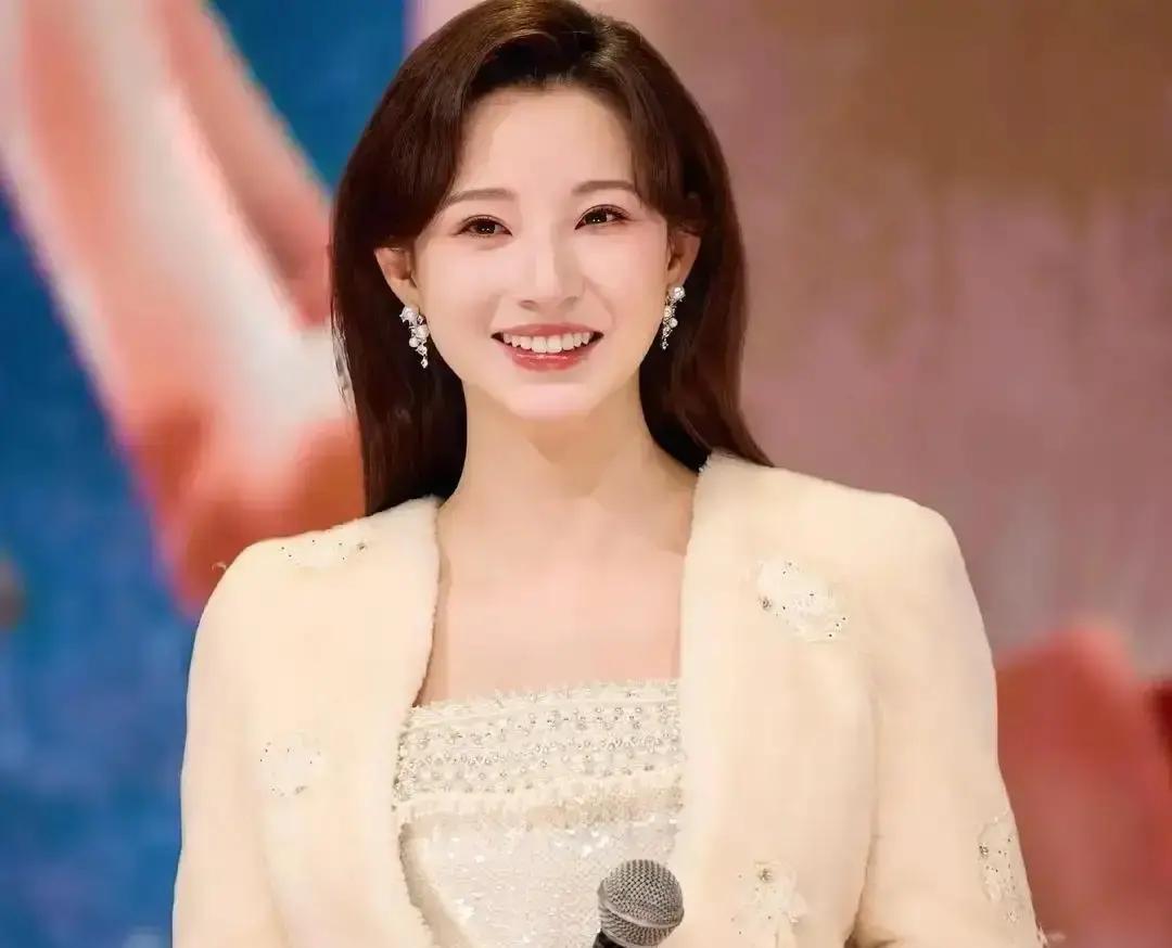 泳裤滑落后她考上全国第一2011年海南选美，18岁的马凡舒号码牌扯掉泳裤，