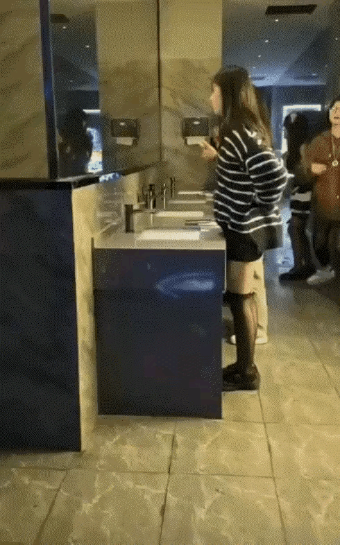 这设计师是鬼才啊！这男厕所得排队啦！我就想知道，这厕所在哪里？评论区说一下