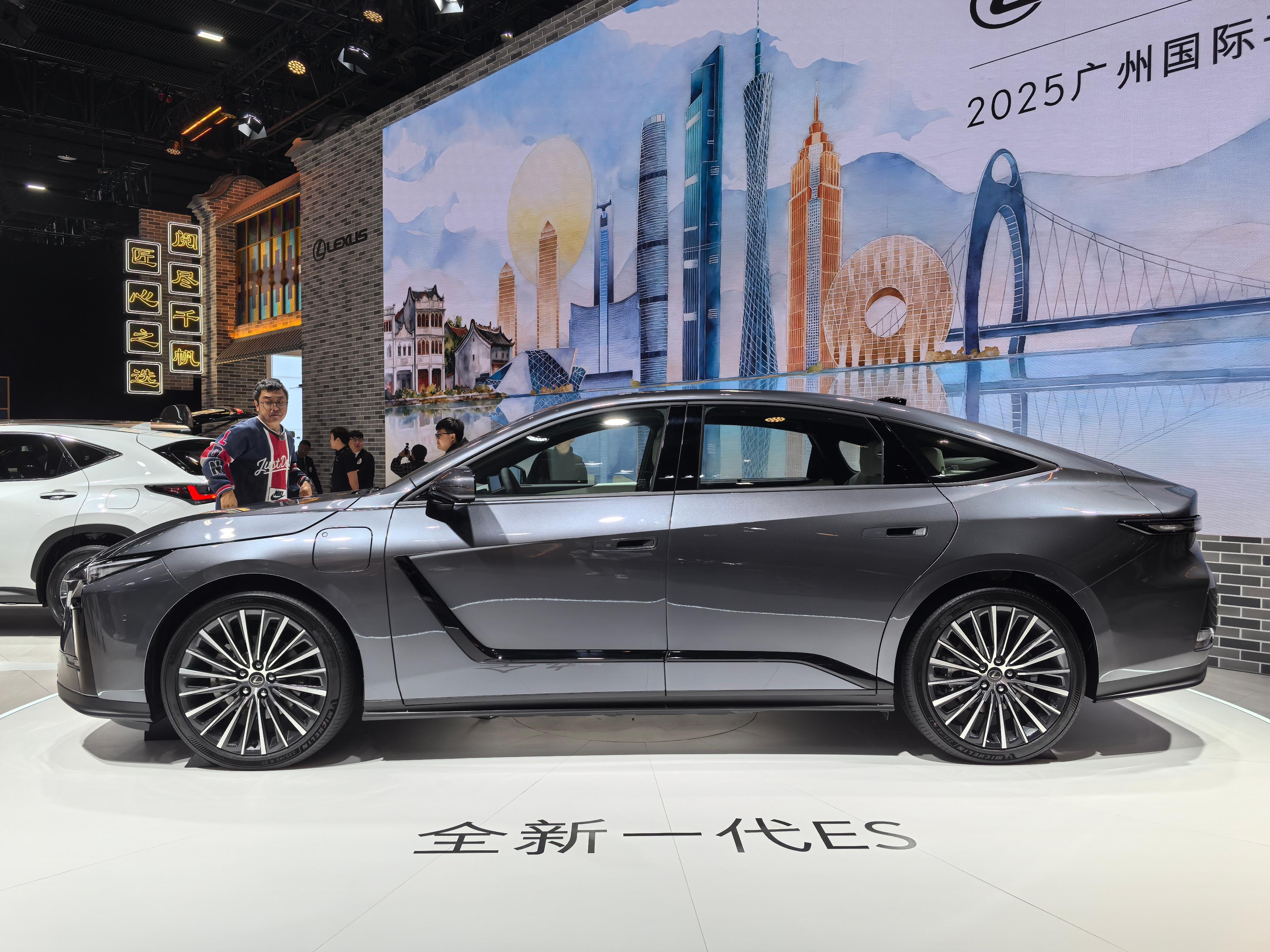 全新雷克萨斯ES的设计现在你看习惯没？2025广州车展