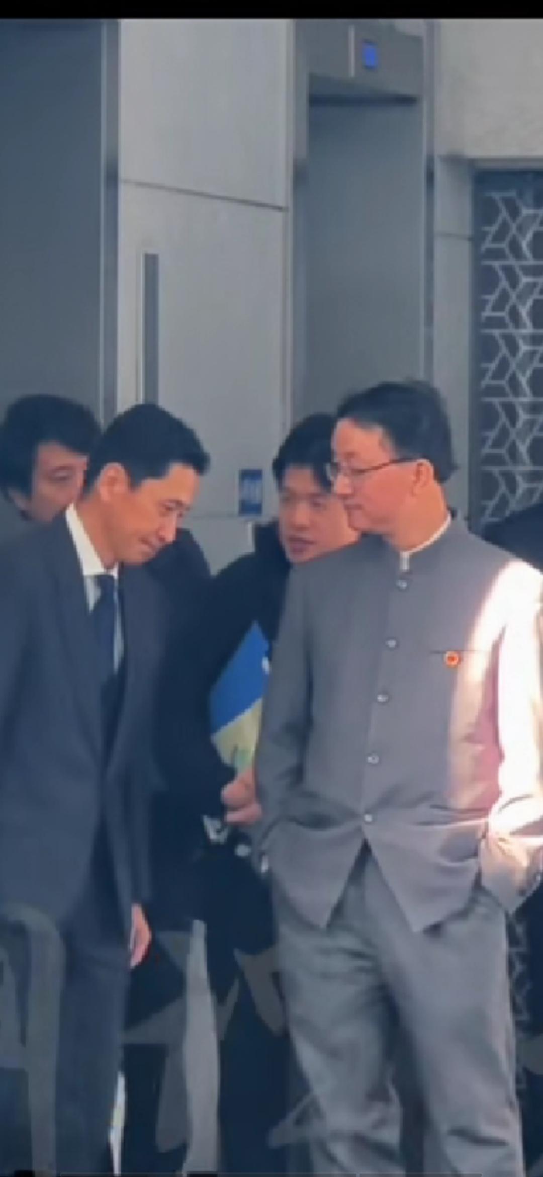 今天的这张照片，透露的信号——十分清晰!今天下午，高市早苗，派来传话的，日方