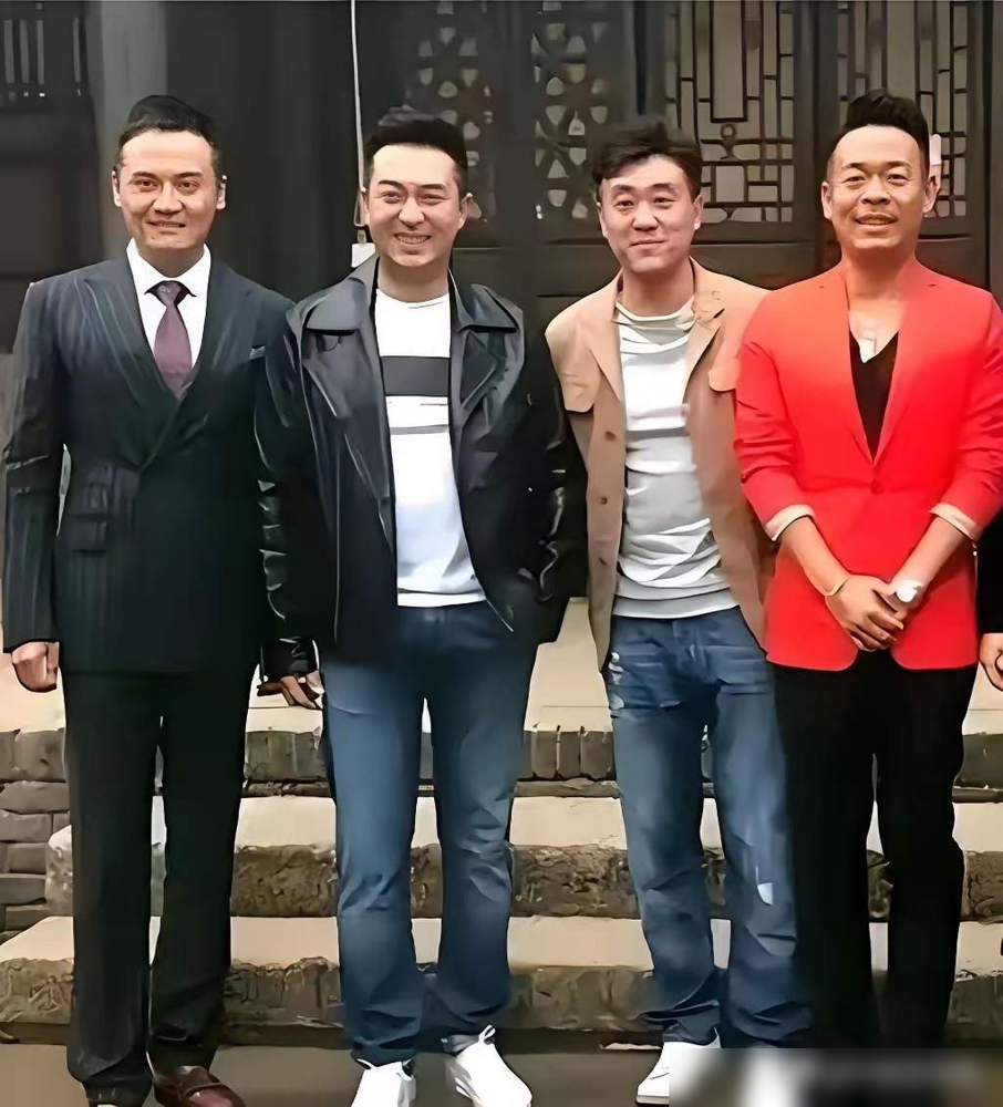 张嘉译拍戏有个规矩，导演都怕。只要他进组，必须捎带一个人，一捎就是二十年。这人不是亲戚，是歌手孙浩。