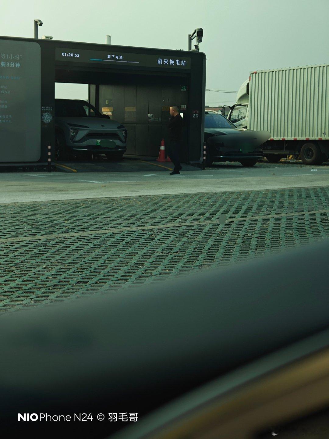 在小黄山服务区这位老增程（小电池）大哥看着蔚来换电看了好久，一会儿功夫蔚来就走了