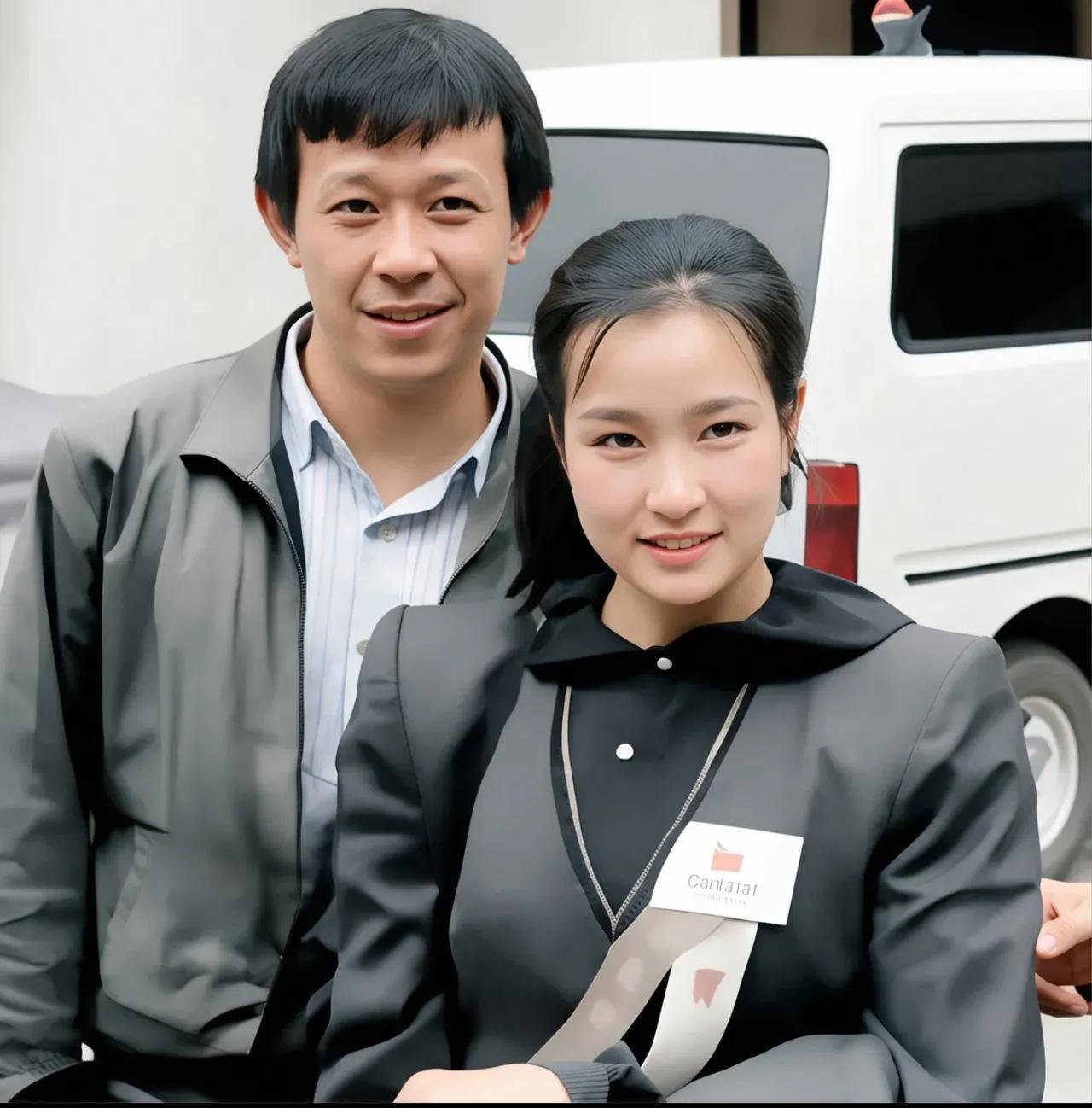 1986年，23岁姜文与34岁刘晓庆，在湖南的一张合影，郎才女貌，十分般配。刘晓