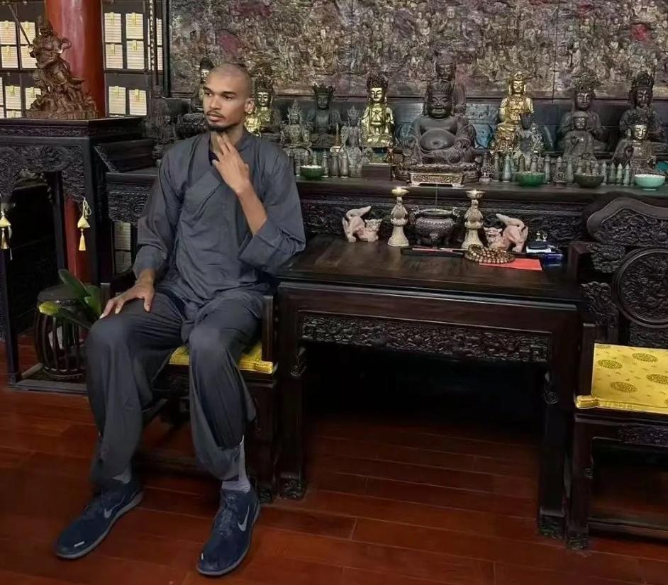 文班亚马去少林寺把头剃了少林寺有史以来第一高僧！文班亚马正在少林寺进行为期10