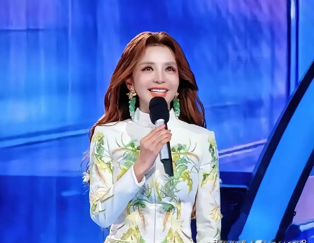 主持人都在看提词器，董宇辉却连稿子都不带——3小时晚会，他靠什么撑场？朱迅抬头