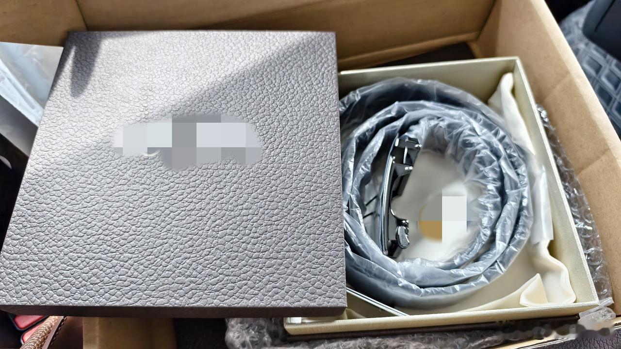 今天一大早，我老公接个快递电话，要他的电话号码，他以为是骗人的，不想给。他说