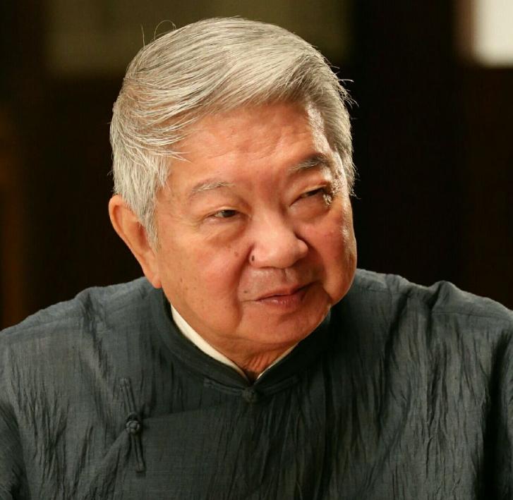 1993年，黄家驹在日本摔伤去世，蔡澜前往为他操办葬礼，记者问蔡澜:“你与黄家驹