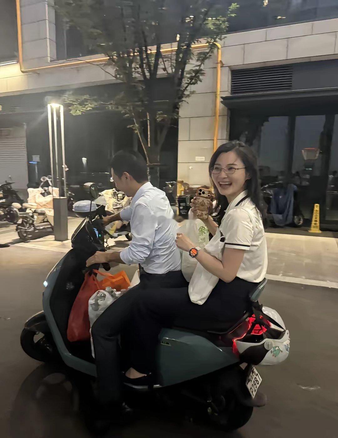 客户经理拖着他的支行长在七夕，骑个电动车出门跑业务