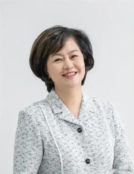鞠萍姐姐今天退休了，我把这首小诗献给永远的“童年守护人”2026年5月