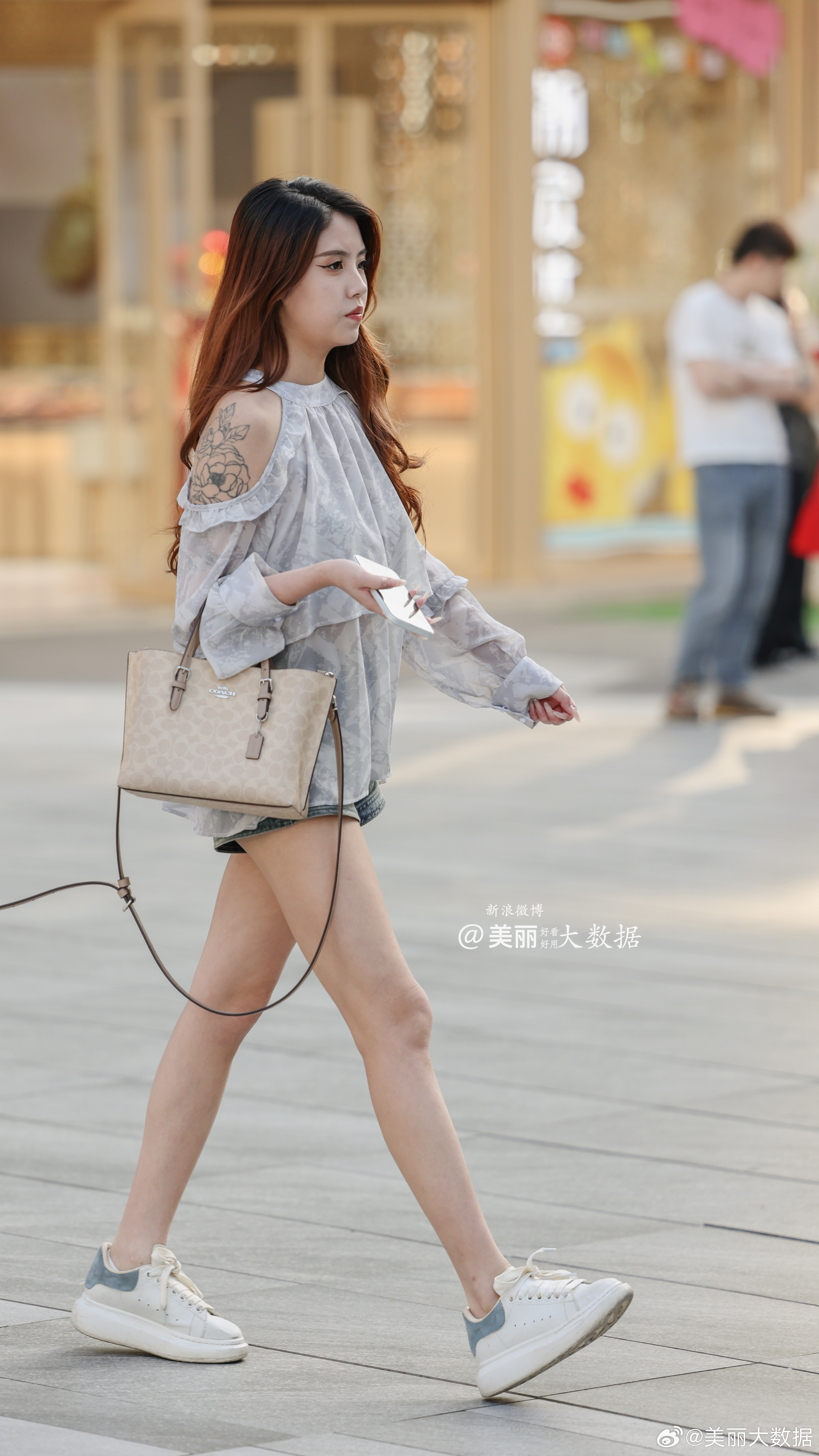 啊，背景虚化的真漂亮。小姐姐也好看。