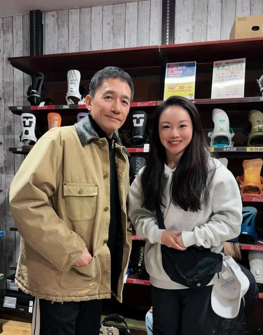 梁朝伟和妻子刘嘉玲现身日本一家商店购买滑雪装备被偶遇，梁朝伟看起来苍老许多，白发