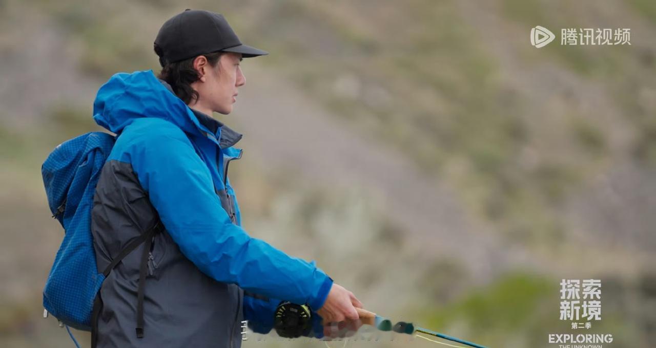 他把顶流身份连同西装一起锁在了衣柜里。香格里拉的冷风刮在脸上，他伸手去抓岩壁上