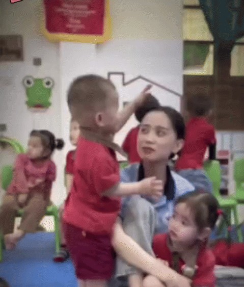 羞涩的幼儿园老师...我敢保证这个娃的爸爸并没有教他