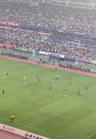 高考过后“苏超”联赛再燃战火，这上座率不说我还以为是欧冠呢！徐州队最后时刻的