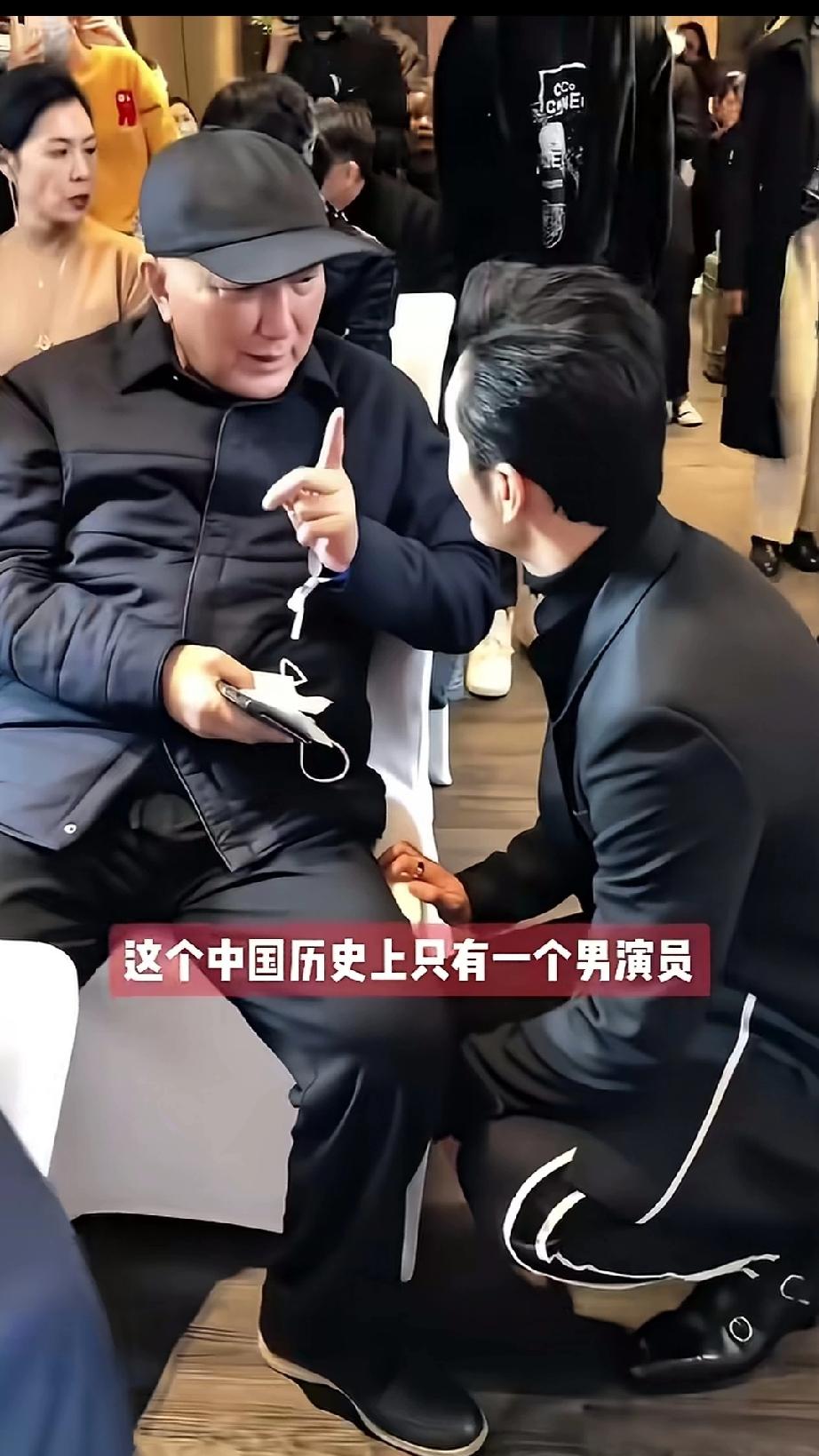 黄晓明不仅长相帅气，演技出色，而且素养颇高。在活动现场，他见到前辈韩三平导演后，