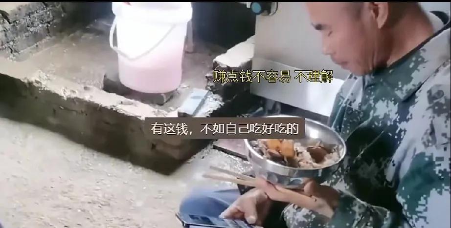工地大哥迷上给女主播刷礼物，每天刷千元，荣登52级榜一大哥，工友劝阻无效。这位