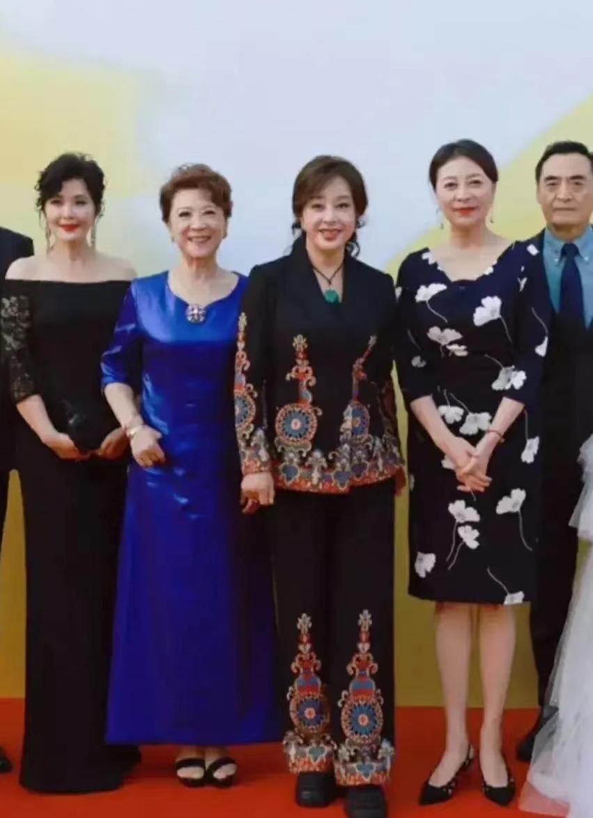 几位老戏骨同框：身着一袭宝蓝色缎面长裙的王馥荔盘发精致，笑容甜美，气质高雅；穿着