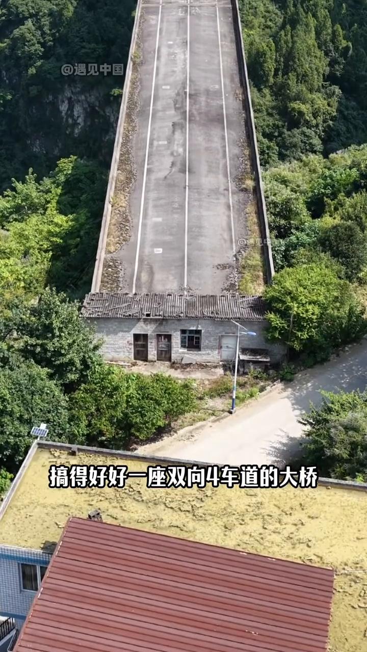 新桥钉子户。万万没想到小小一间房竟成了拦路虎，搞得好好一座双向4车道的大桥硬生