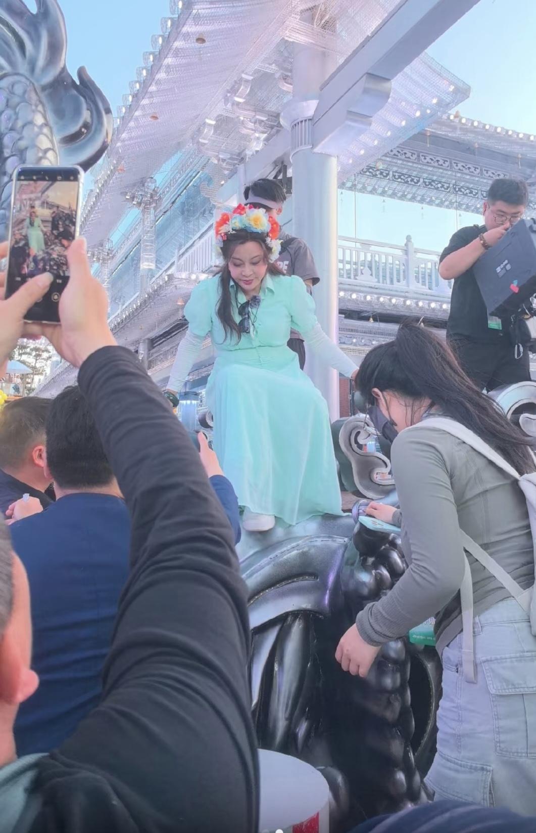 万岁山景区，庆奶成了瞩目焦点！刘晓庆的状态实在是太好了。浅绿色纱裙，戴着一头花。