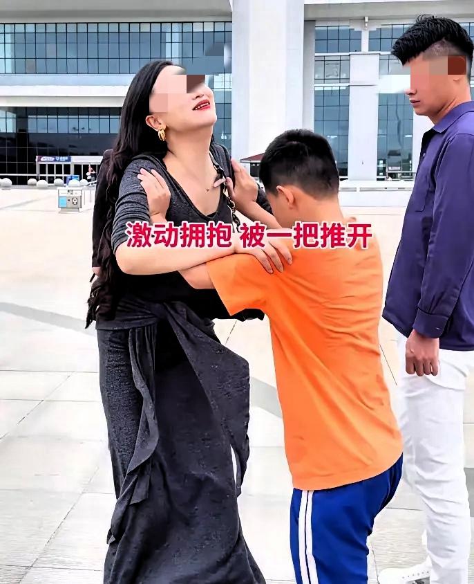 离婚整整五年，女子在车站意外撞见前夫，还有许久未见的儿子。她一眼认出孩子，快步上