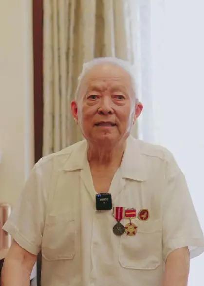 叶士礼，男，1932年10月出生，中共党员，祖籍嘉定华亭镇联四村，是一名军人，退