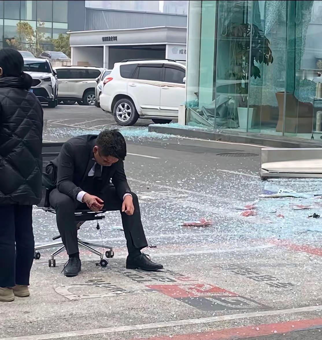 成都4S店爆炸1死4伤原因曝光，段某要退买车的2万订金无果，心生怨恨导致。段某在