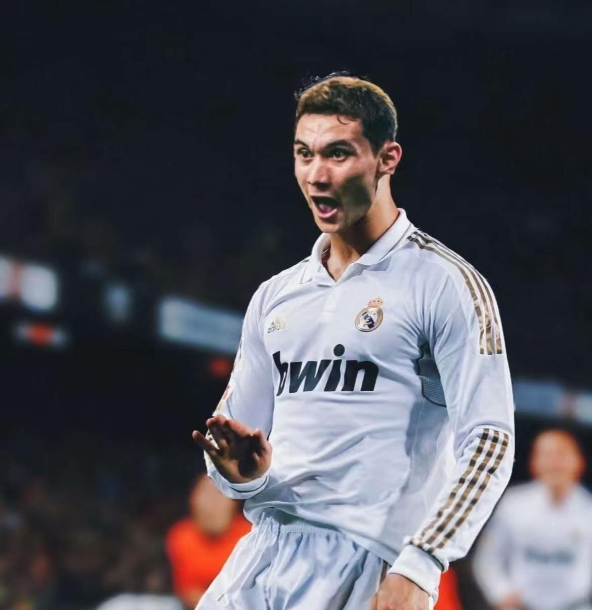 拜合拉木单刀进球，球迷：他越位！拜合拉木脚后跟进球，球迷：他蒙的！按理说，拜