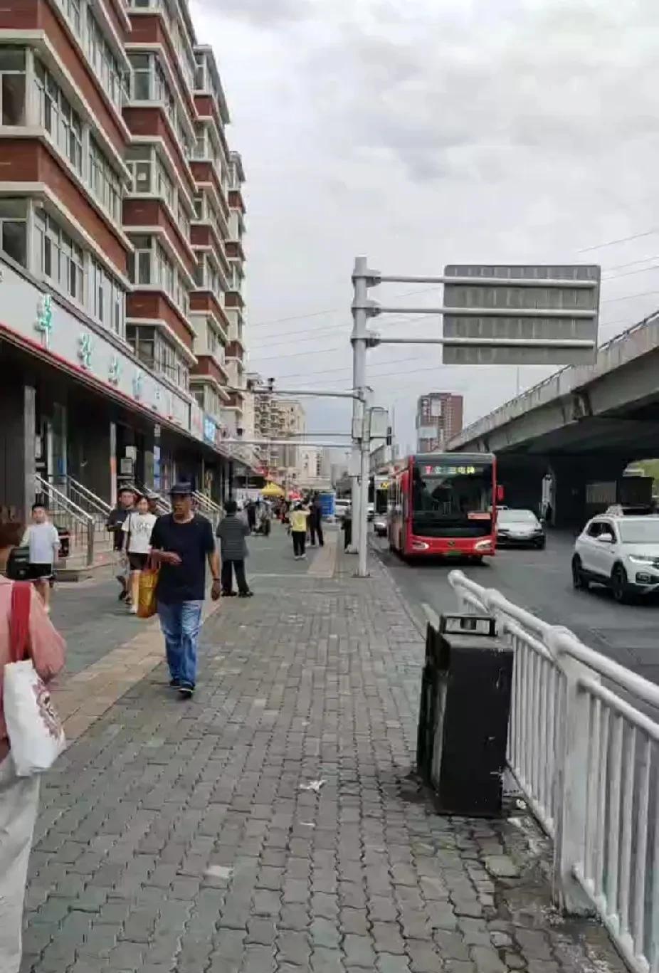 刚到乌鲁木齐的时候，看到居然有高架桥，高架桥下面的楼房和门面还挺热闹的，特别是临