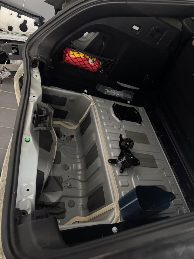 宋l被撞后有感一年多的宋I被一辆破面包车追尾，小宋l屁股受伤严重，开始外包围未