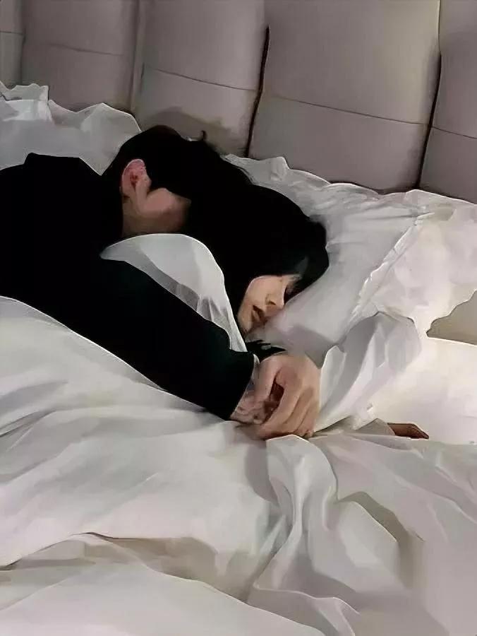 老公睡觉总乱摸？别慌，真相很暖！其实他在找安全感！姐妹们有没有发现，老公