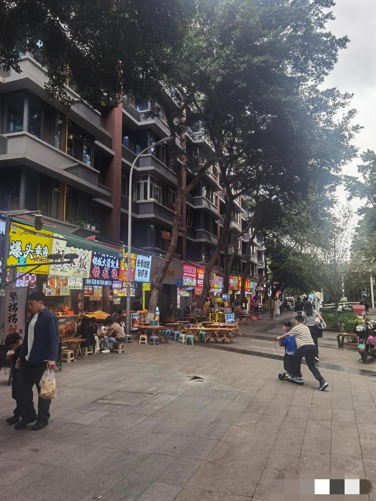 万万没想到，成都建设路竟然会落魄成现在这个样子，最近为了吃上蛋烘糕老婆婆的蛋烘糕