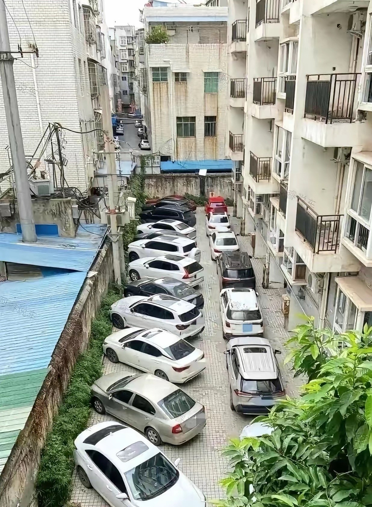 很多城市的一代住宅都有这种问题，没电梯，没停车场，车几乎都要车在地面上。带来的问
