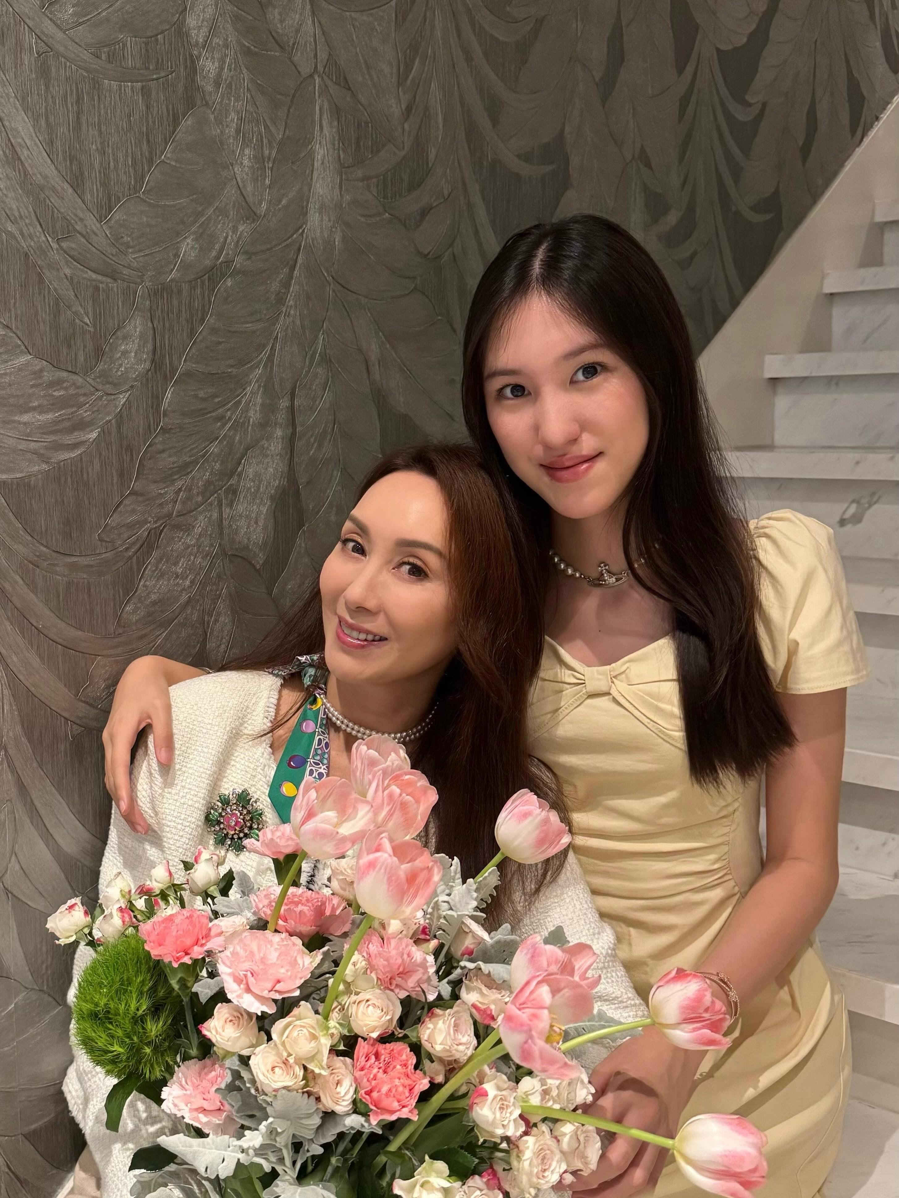 母亲节郭可盈晒母女合照