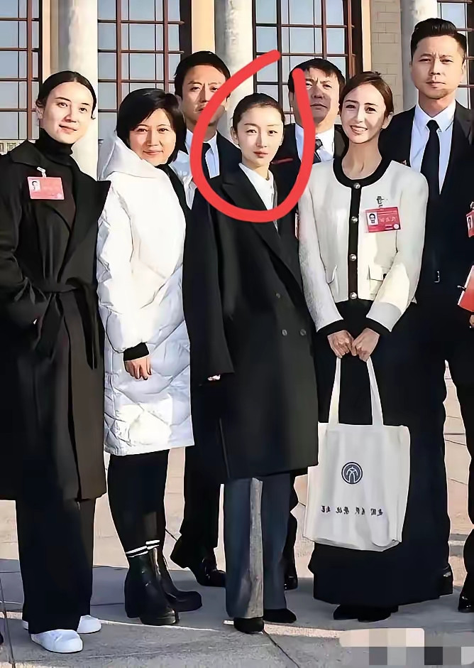 周冬雨凭啥独占鳌头就因为她是张艺谋的爱徒吗？后面沈腾和邓超真是太搞笑了，他们两个人踮着脚，还是没有那