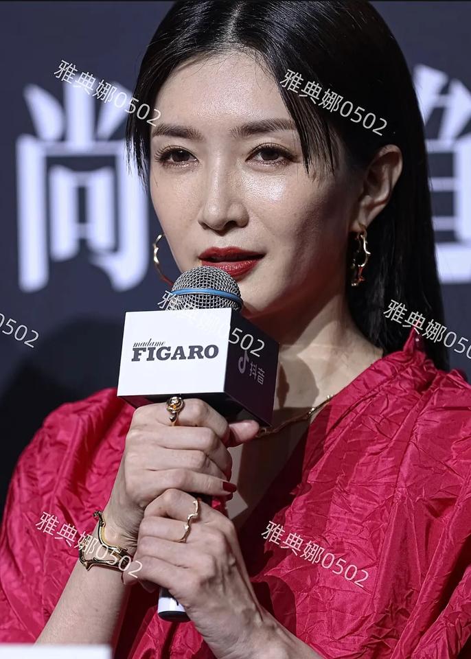 江疏影还不到40岁，怎么生图看起来如此沧桑，一直被夸皮肤白到发光的她在高清镜头下