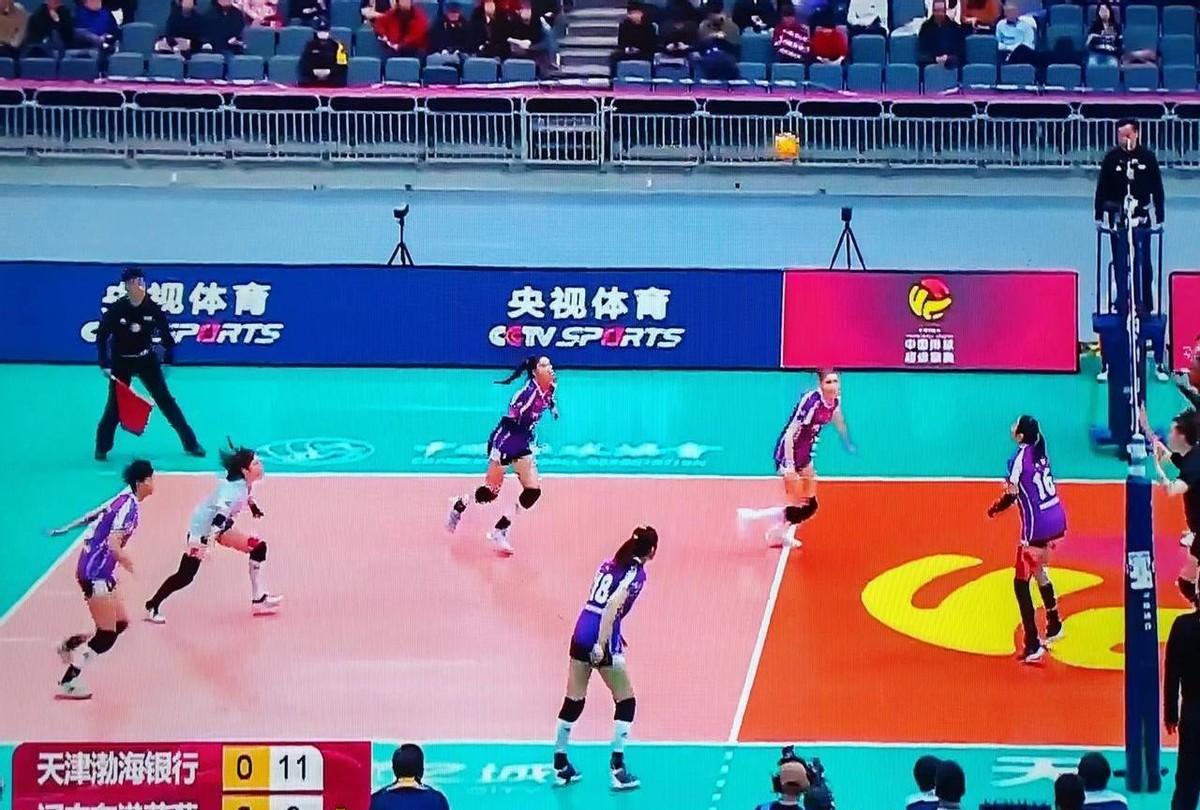<em>段放</em>一记扣杀，得分！但这只是比赛的冰山一角，你真的了解这场比赛背后的故事吗？天