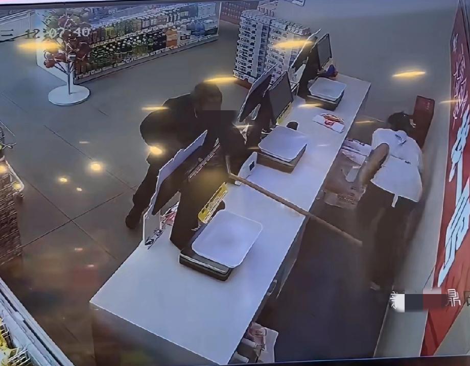 江西新余一家零食店里,监控视频记录下惊险一幕:一位白发老人手持长柄锄头冲进店内,