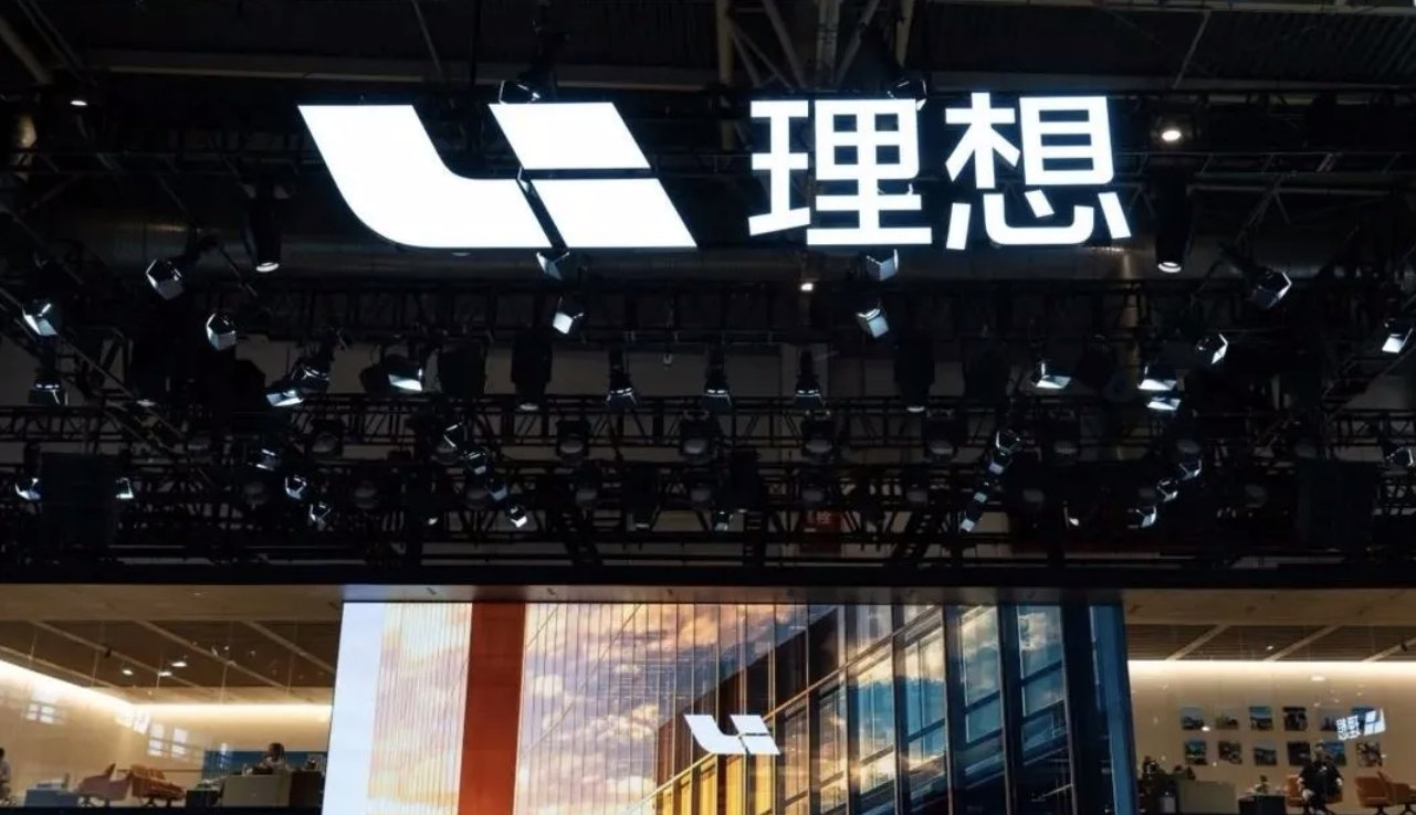 【曝理想汽车合并产品线曝理想汽车张骁将离职】有媒体报道称，理想汽车第一产品线张骁