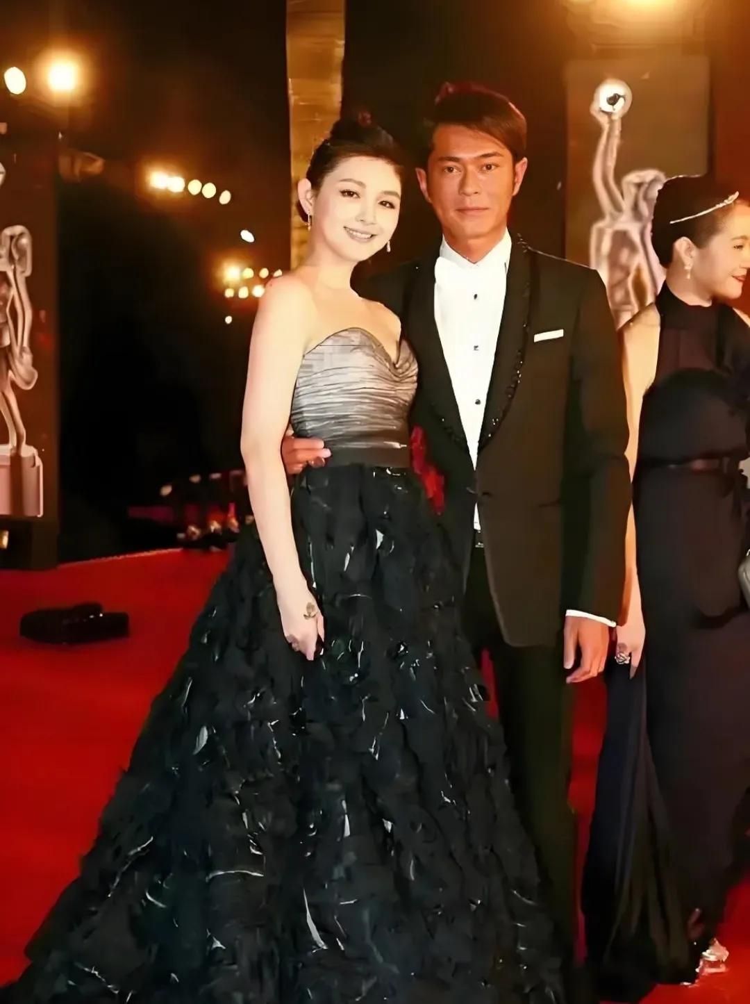 不得不说，当年大S和古天乐真是有意思，一个铆足了劲追求美白，一个一门心思往黑了折