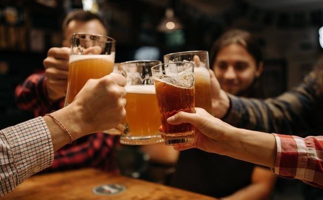 在聚会、宴会或与朋友小聚时，几乎每个人都曾经历过被酒杯“逼着”喝下去的情境。酒精