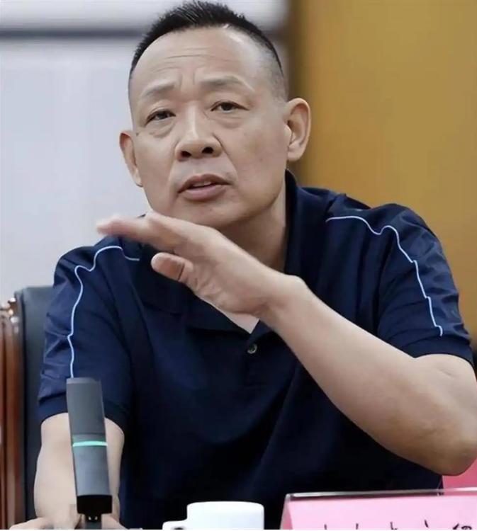 于东来这回又被骂“不近人情”了。就因为他直接下死命令：员工之间不许借钱，违者全年