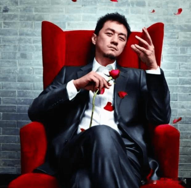 网络再给李亚鹏洗地，也无法逃脱他渣男本性。​2001年11月，瞿颖突然出现在射