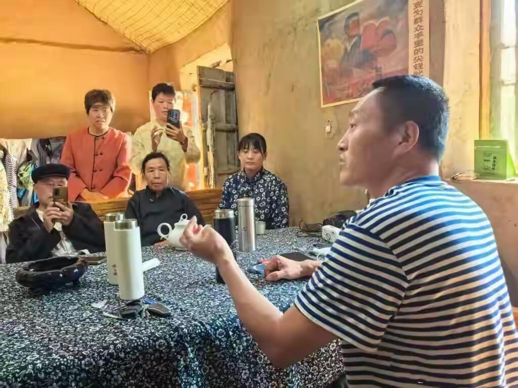 咱最近刷到个特牛的事儿，青岛有个59岁的大爷，放着年入百万的生意不做，跑去拍短剧