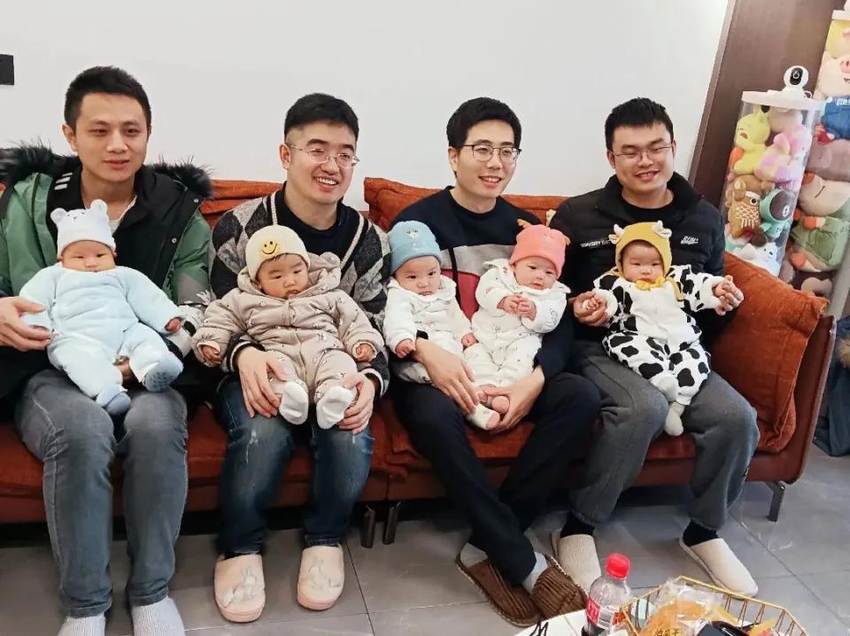 4个大学同学住同个小区，5个孩子同一年出生，其中4个还是同一个月！每次聚会只“消