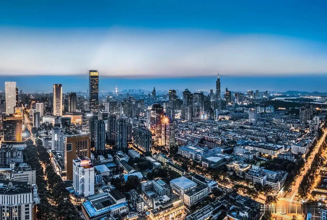 很多人质疑南京怎么连全国前十都快保不住了。其实这种看法有失偏颇。实际上,2008