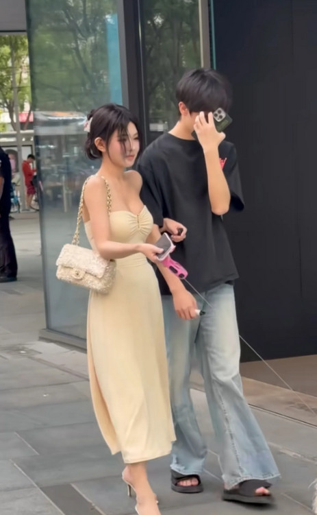 这男的是怕其他女的认出来吗？